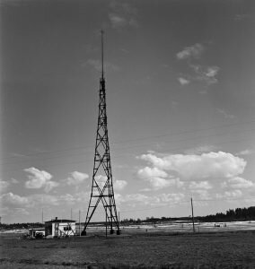 Yleisradion radioasema Joensuussa, rakennus ja masto. Asema sijaitsi 1 km päässä kaupungin ydinkeskustasta, Pielisjoen pohjoisrannalla Siihtalan kaupunginosassa, suunnilleen nykyisen Pekkalan sillan paikalla. Hirsirakenteinen masto oli 70 metriä pitkä ja ainut puusta tehty masto Suomessa. Asema vihittiin käyttöön 27.4.1938. Lähde Yle Elävä Arkisto.