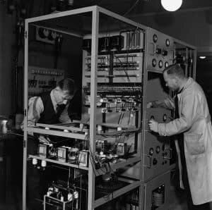 Asentajat Soini ja Juho Rissanen valmistavat 1kW:n keskipitkien aaltojen lähetintä Yleisradion työpajalla, 1938. Lähde Yle Elävä Arkisto.